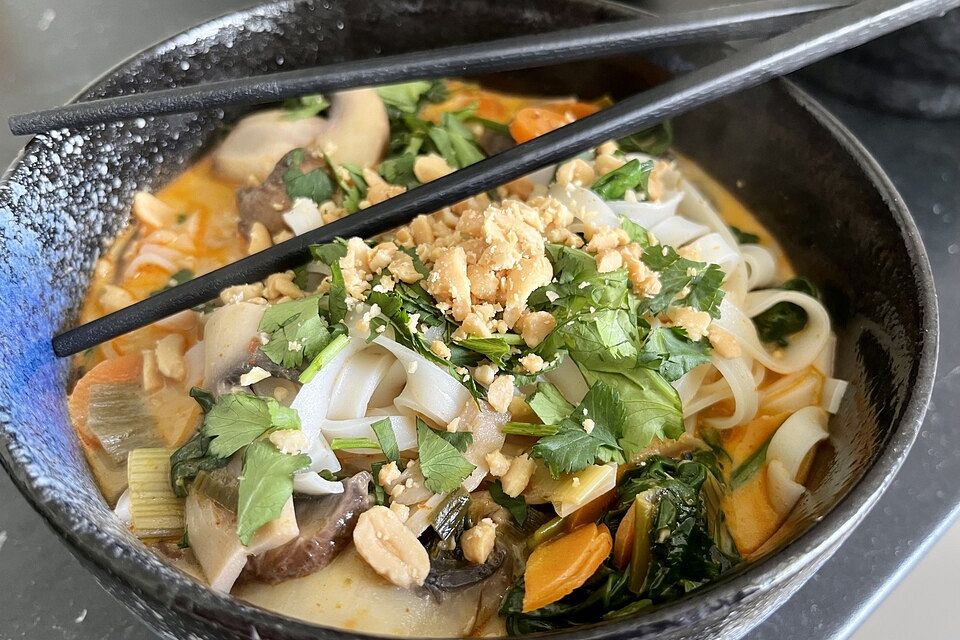 Thai-Kokos-Suppe mit Reisbandnudeln