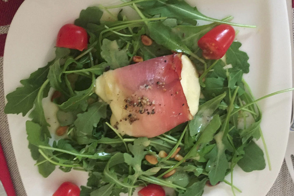 Gefüllter Büffelmozarella mit Pancetta und Pinienkernen auf Rucola