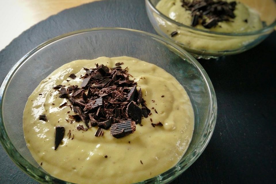 Mango-Avocado-Mousse mit dunkler Schokolade garniert