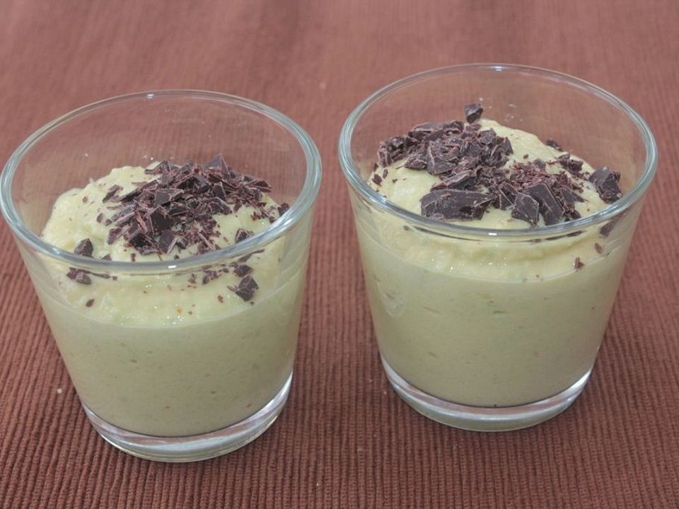 Mango-Avocado-Mousse mit dunkler Schokolade garniert