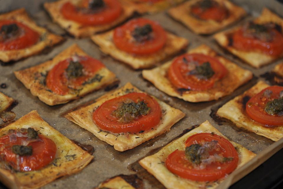 Würzige Tomaten-Blätterteig-Carrés