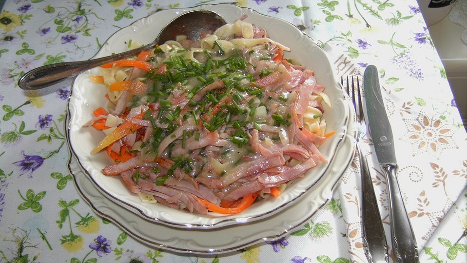 Bandnudeln mit Möhren und Schinken in Schnittlauch-Sauce von McMoe