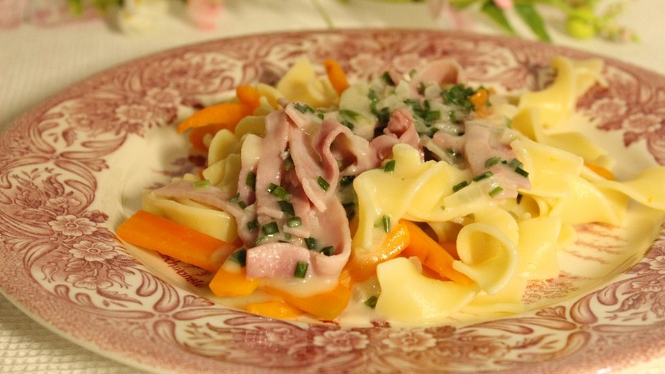 Bandnudeln mit Möhren und Schinken in Schnittlauch-Sauce von McMoe