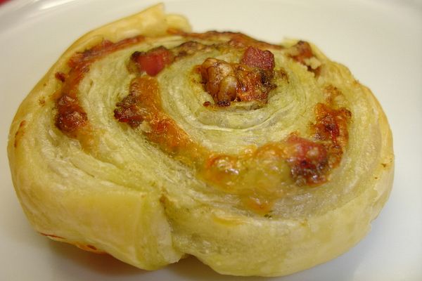 Blätterteigschnecken mit Pesto, Nüssen, Schinken und Käse von dodith ...