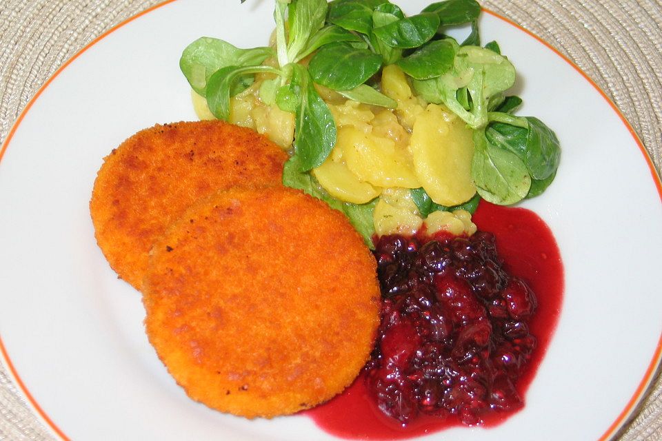 Back-Camembert mit Preiselbeer-Himbeer-Chutney und Kartoffelsalat