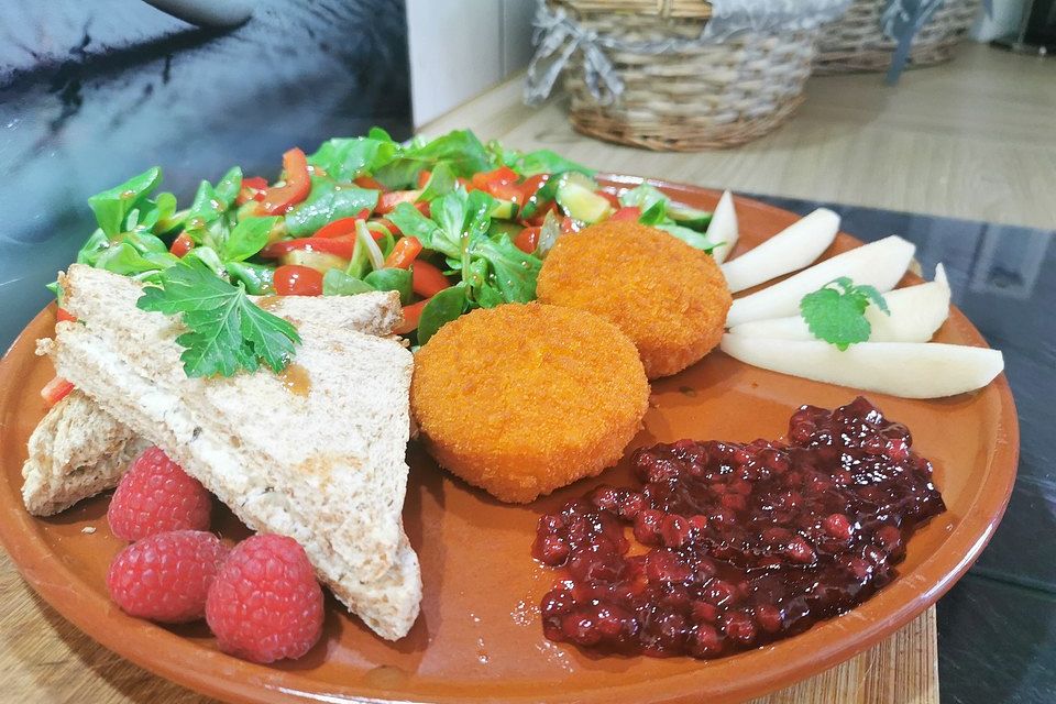 Back-Camembert mit Preiselbeer-Himbeer-Chutney und Kartoffelsalat