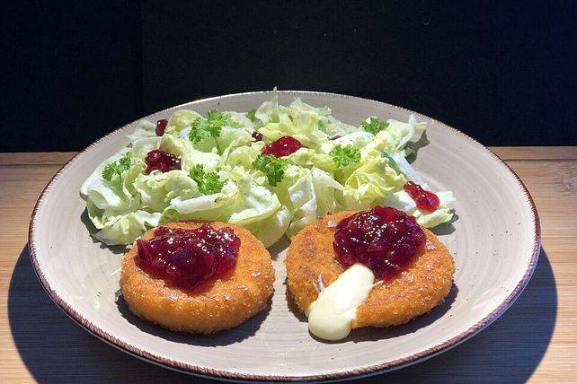 Back-Camembert mit Preiselbeer-Himbeer-Chutney und Kartoffelsalat von ...