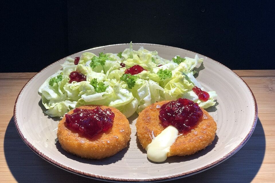 Back-Camembert mit Preiselbeer-Himbeer-Chutney und Kartoffelsalat