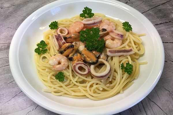 Meeresfrüchte und Spaghetti in Weißweinsoße von Sinchen98 | Chefkoch
