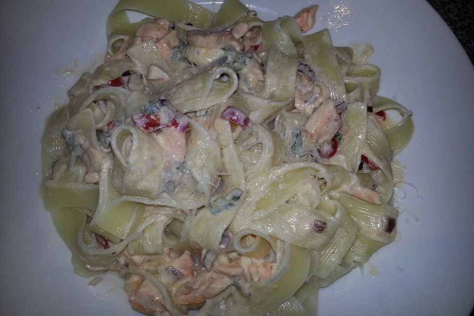 Pasta mit Lachs-Salbei-Käsesauce