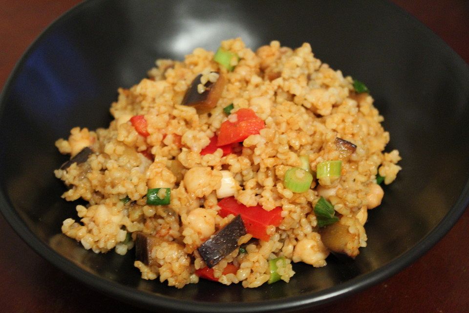 Bulgursalat mit Aubergine und Kirchererbsen