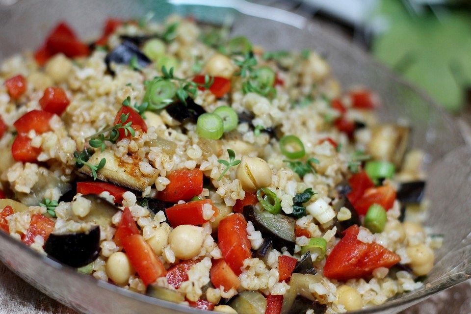 Bulgursalat mit Aubergine und Kirchererbsen