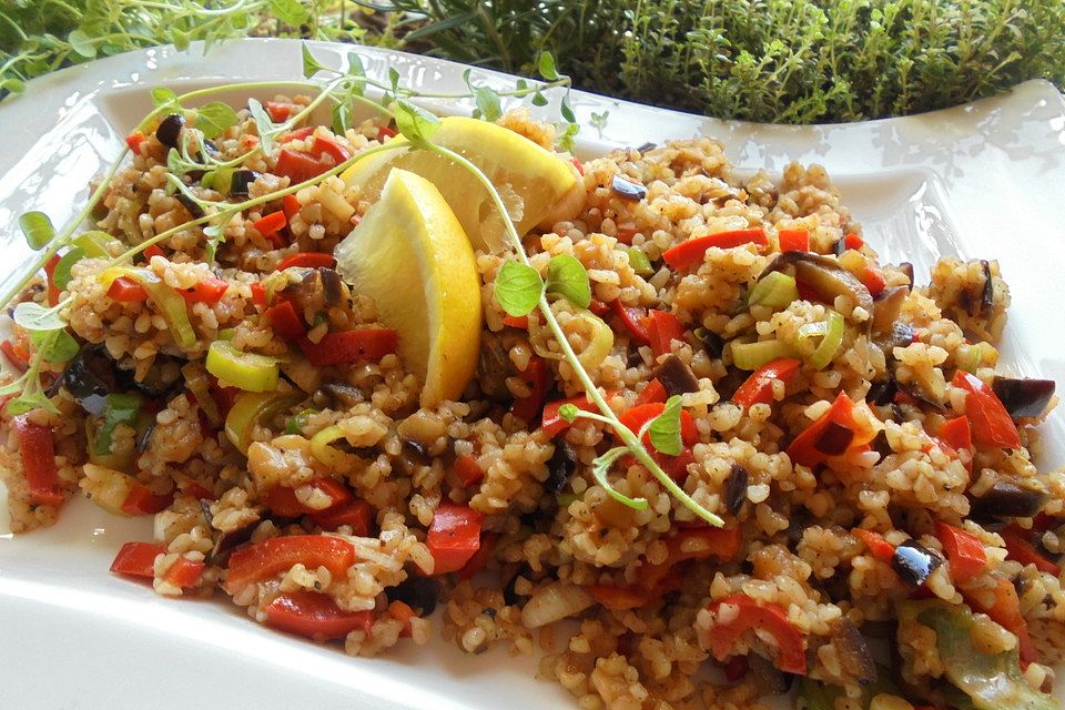 Bulgursalat mit Aubergine und Kirchererbsen