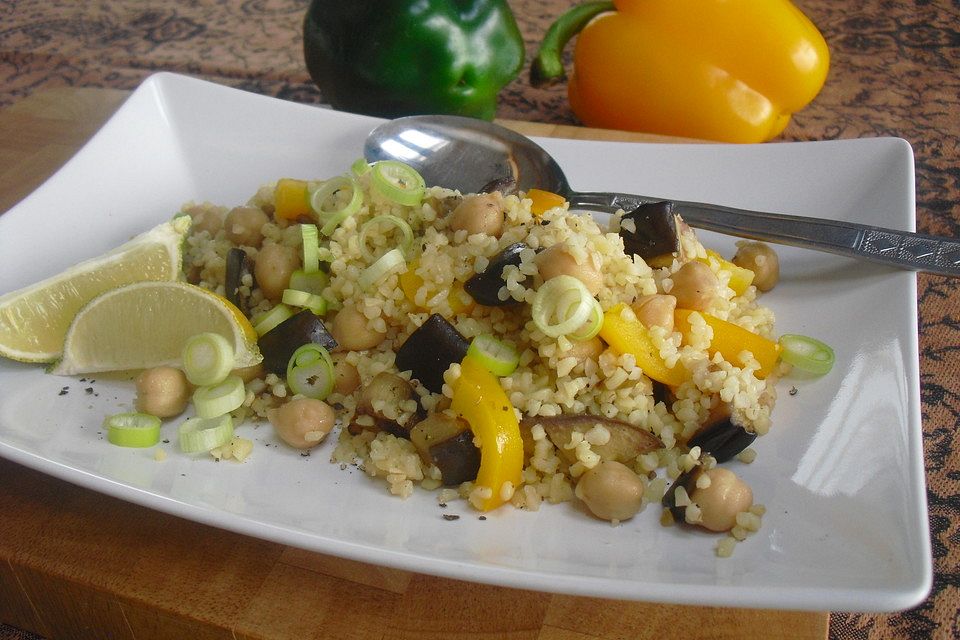 Bulgursalat mit Aubergine und Kirchererbsen