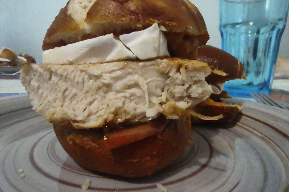 Hähnchen-Camembert-Burger mit Käse