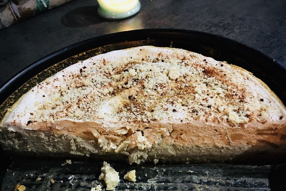 Weihnachtlicher Käsekuchen mit Apfel, Zimt und Spekulatiusboden