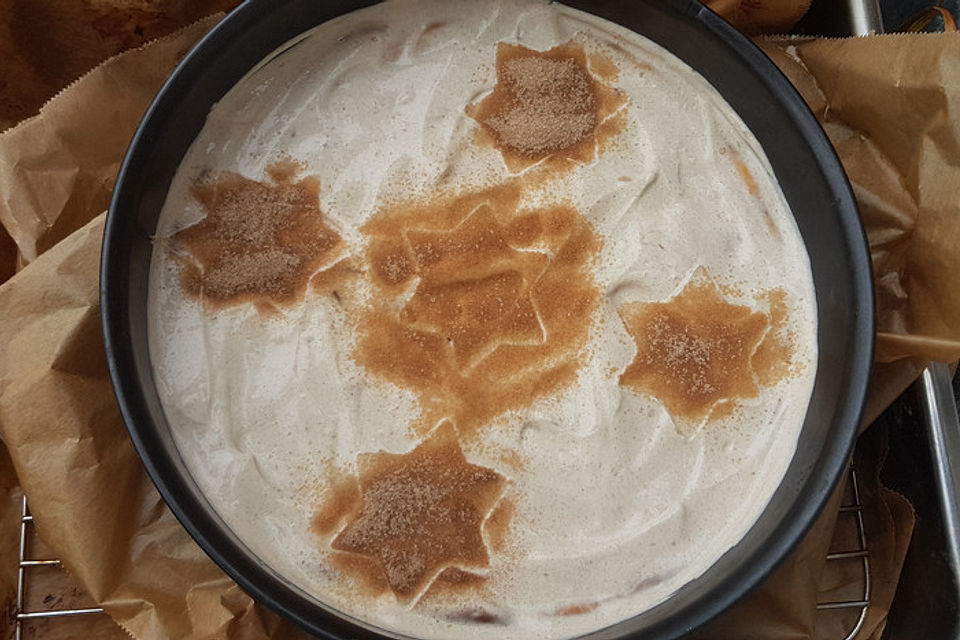 Weihnachtlicher Käsekuchen mit Apfel, Zimt und Spekulatiusboden