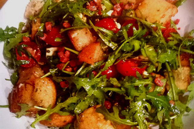 Rucola-Tomaten-Salat mit Brot, Schafskäse und Speck von gleimy| Chefkoch