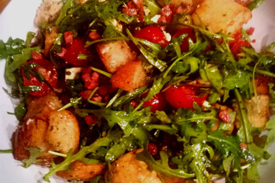 Rucola-Tomaten-Salat mit Brot, Schafskäse und Speck