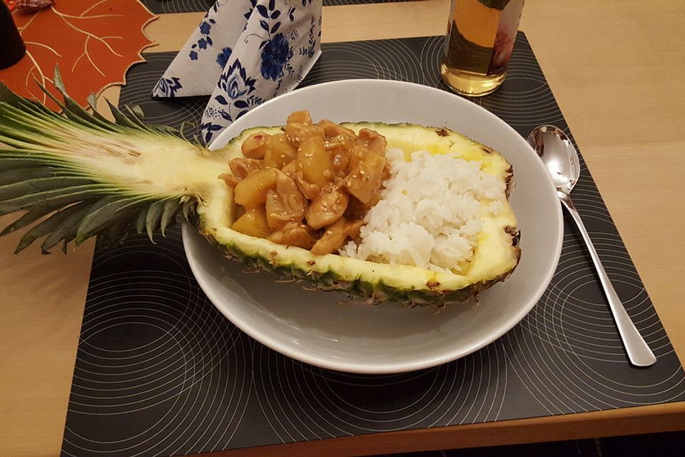 Chili Hähnchen aus der Ananas