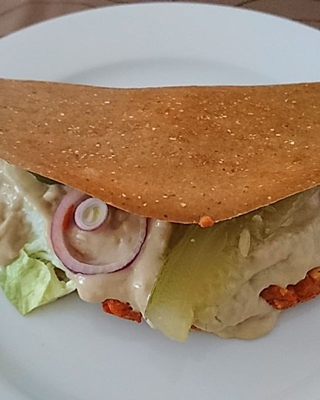 Veganer Burger im glutenfreien Wrap
