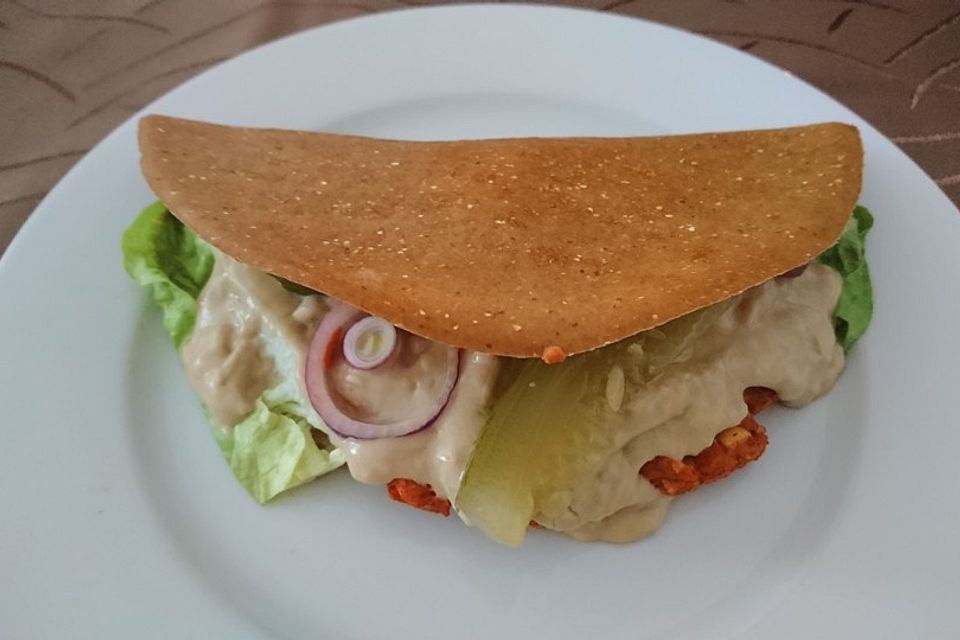 Veganer Burger im glutenfreien Wrap