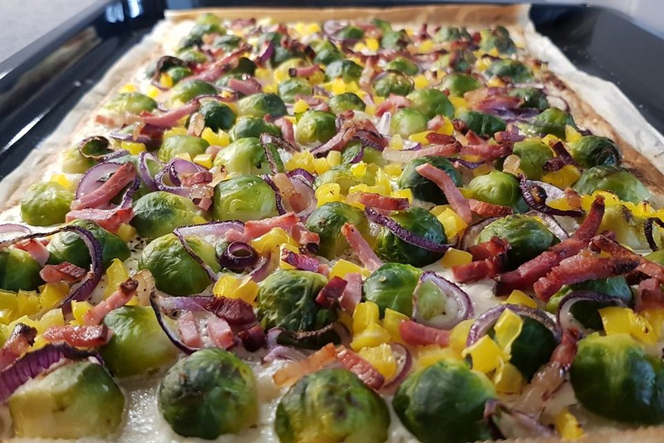 Bunter Winter-Flammkuchen mit Rosenkohl und roter Zwiebel