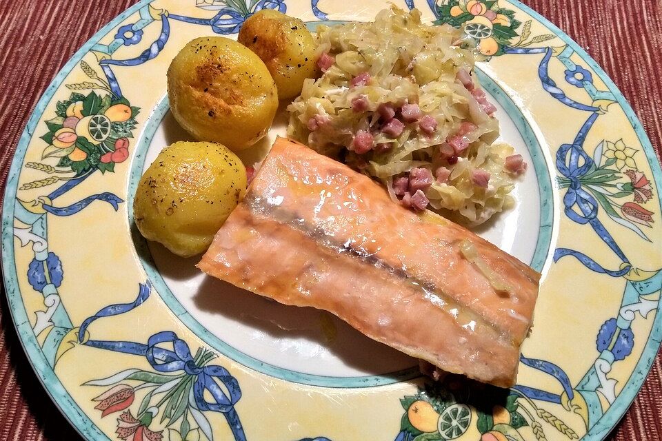 Lachs auf Spitzkohl mit Speck