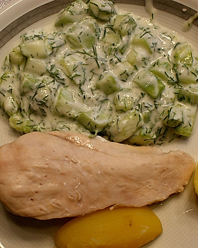 Gedämpfte Hähnchenbrust auf Gurkensalat