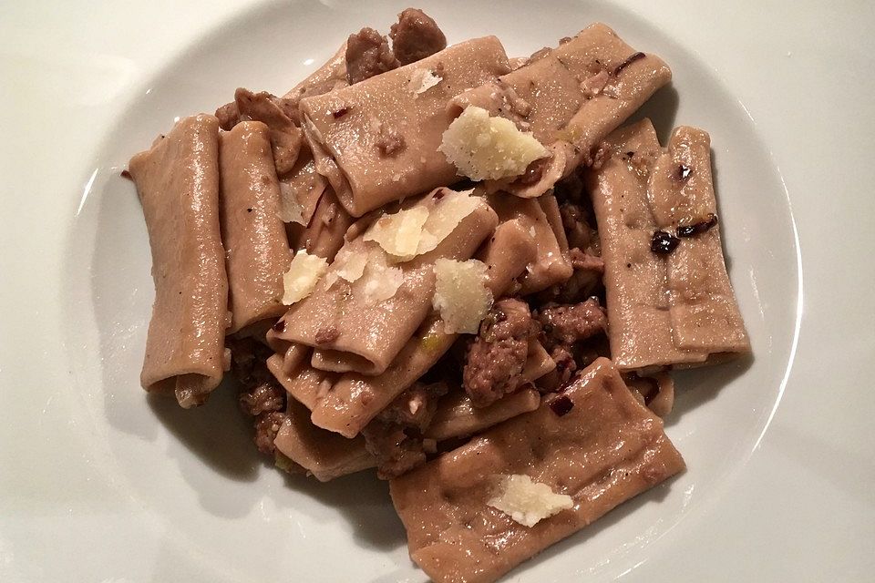 Paccheri al Barolo mit Salsiccia, Radicchio di Treviso, Parmiggiano Reggiano und Olivenöl