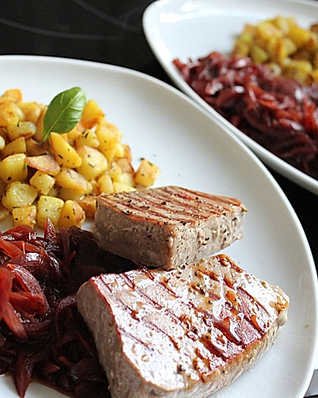 Thunfisch-Steaks mit Balsamico-Zwiebeln und Thymian-Kartoffeln