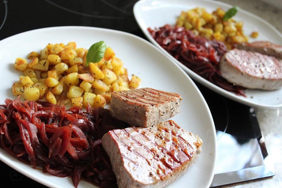 Thunfisch-Steaks mit Balsamico-Zwiebeln und Thymian-Kartoffeln