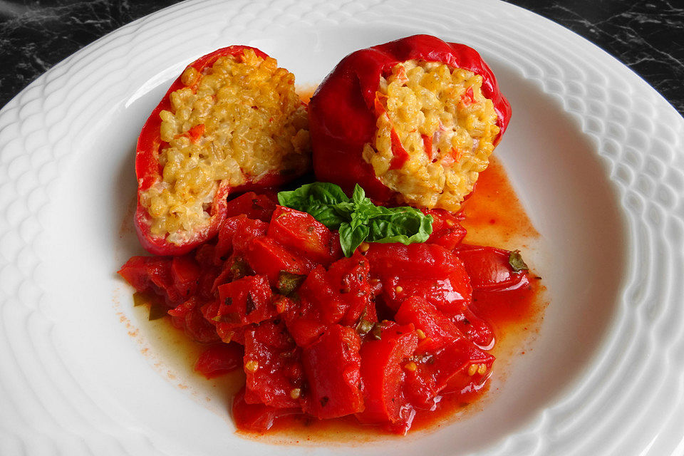 Gefüllte Paprikaschoten mit Zartweizen und Tomatengemüse