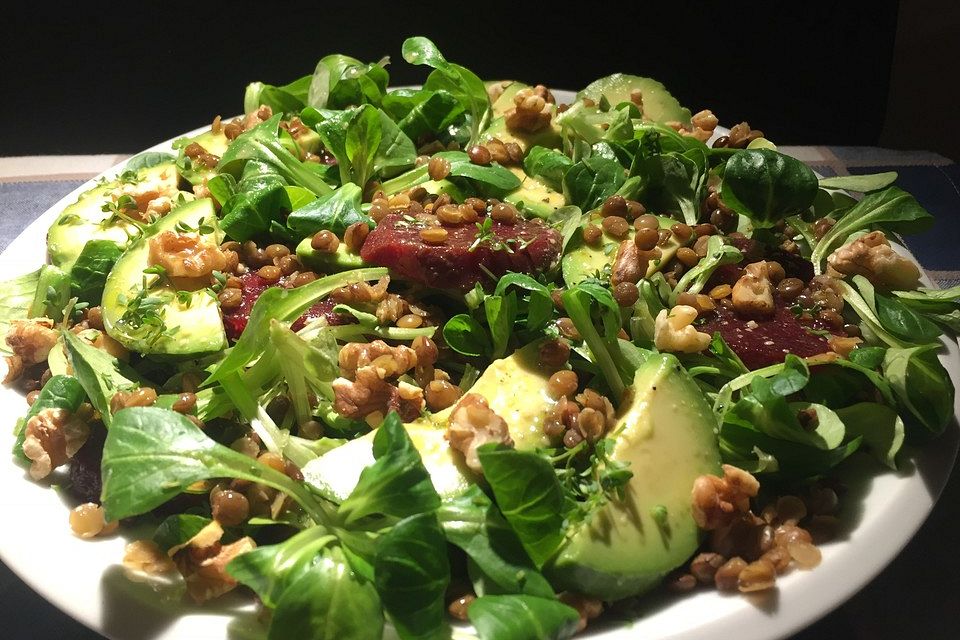 Feldsalat mit Roter Bete, Avocado und Berglinsen