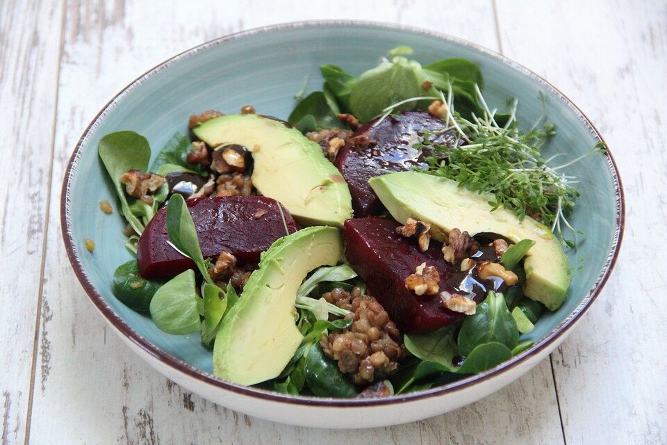 Feldsalat mit Roter Bete, Avocado und Berglinsen