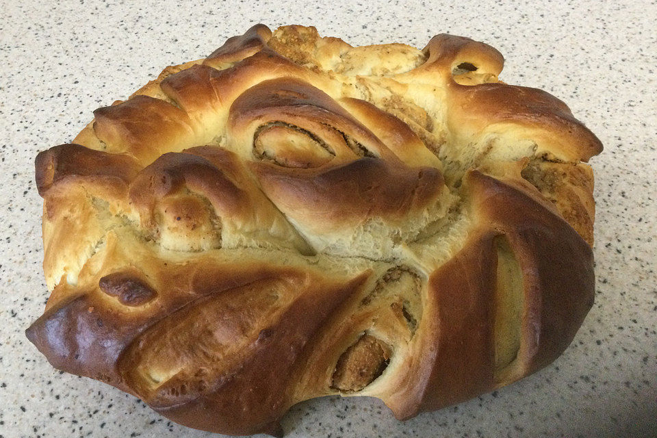 Neujahrsbrezel mit Mandelfüllung Neujahrsbrezel mit Mandelfüllung