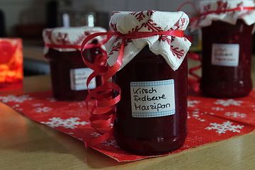 Weihnachtsmarmelade Mit Erdbeeren Kirschen Marzipan Und Zimt Von Sandralucia Chefkoch