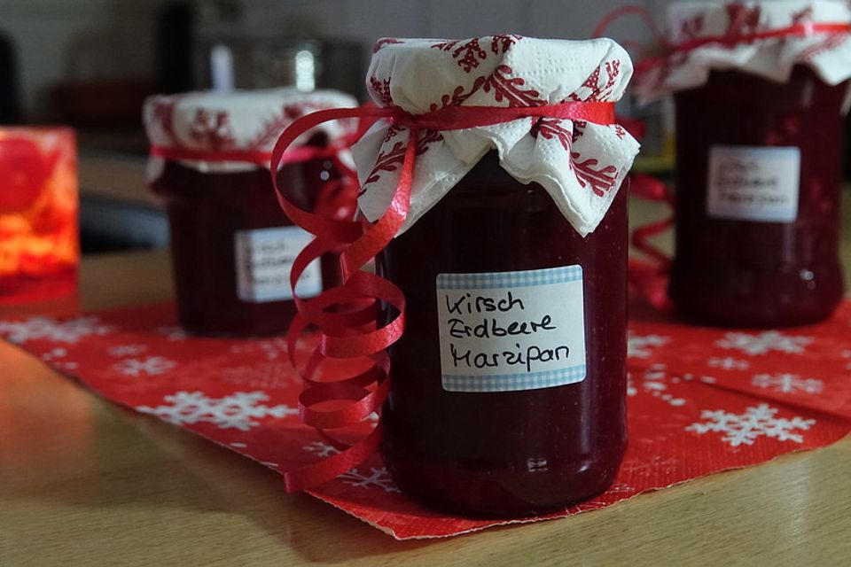 Weihnachtsmarmelade mit Erdbeeren, Kirschen, Marzipan und Zimt