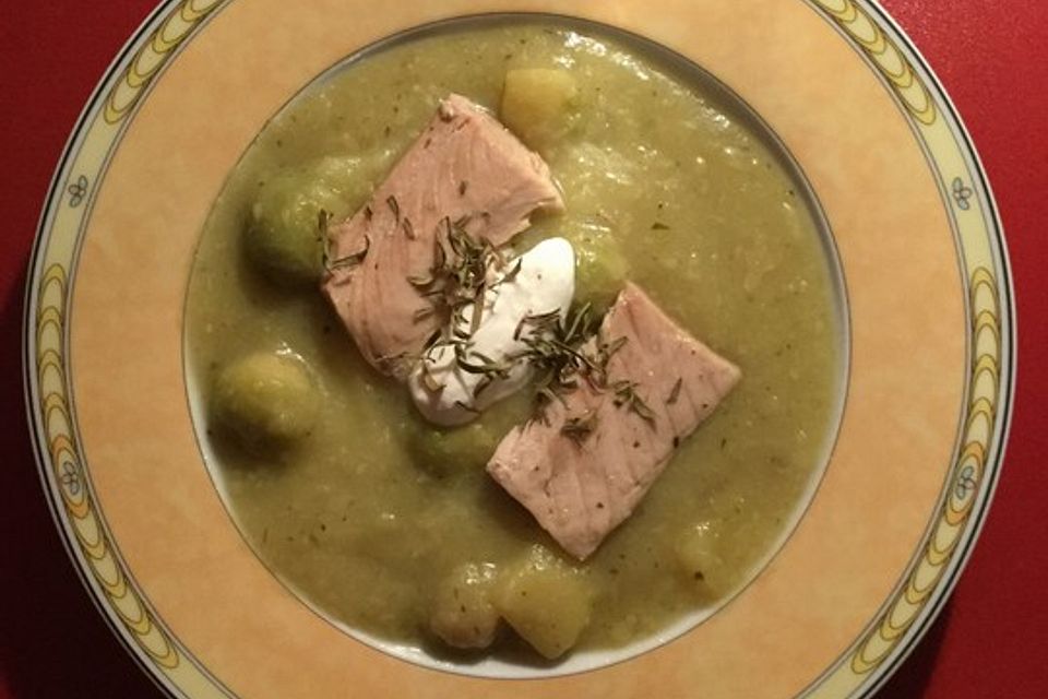 Rosenkohl-Kartoffel-Suppe mit Lachs