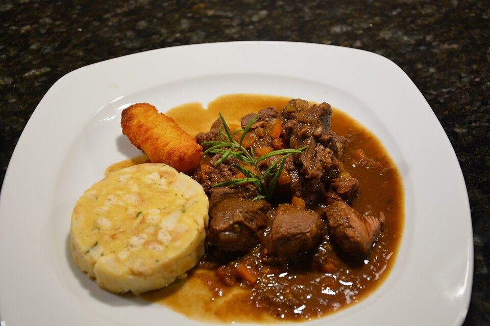 Feines Rehragout mit Beeren