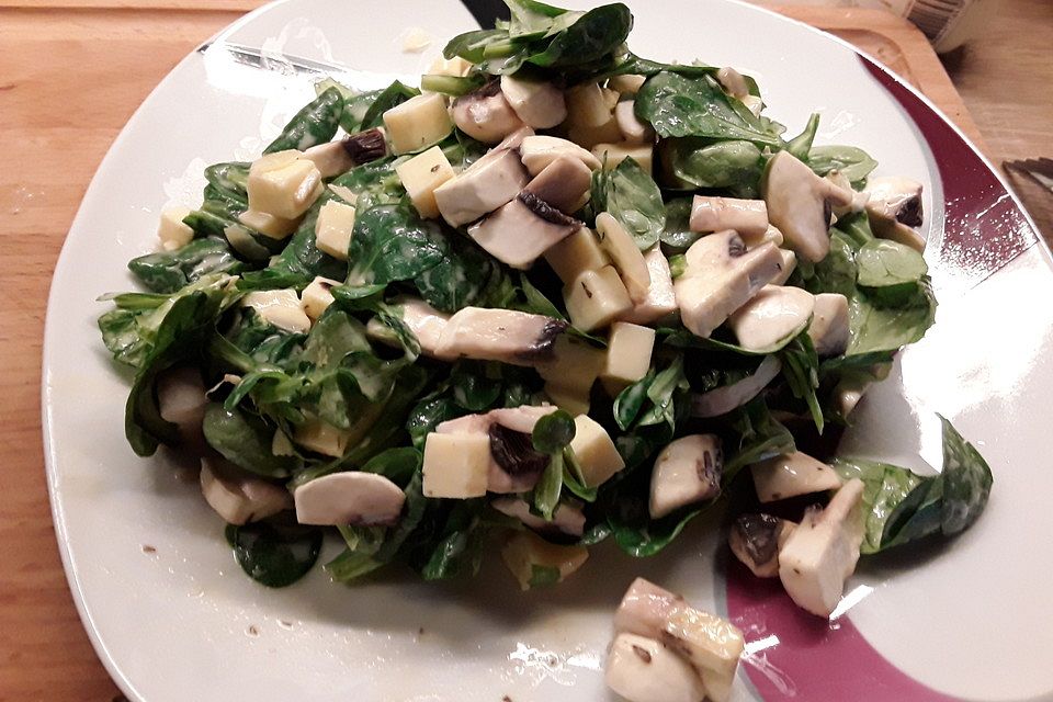 Feldsalat mit Champignons und Käse an Honig-Senf-Dressing