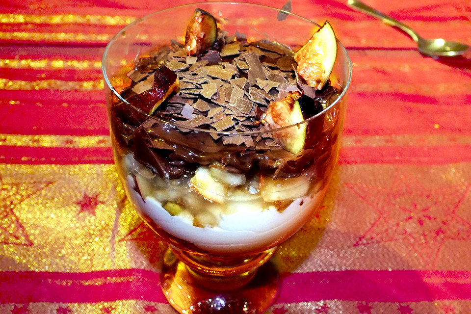 Schoko-Frischkäsedessert mit Apfel, Birne und Feigen