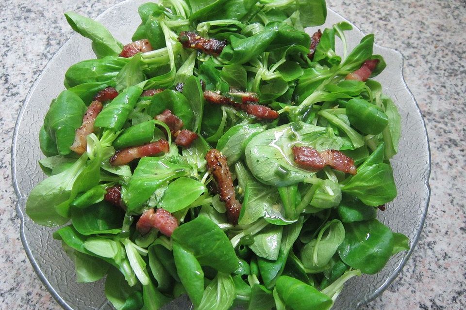 Feldsalat in Orangendressing mit Speck