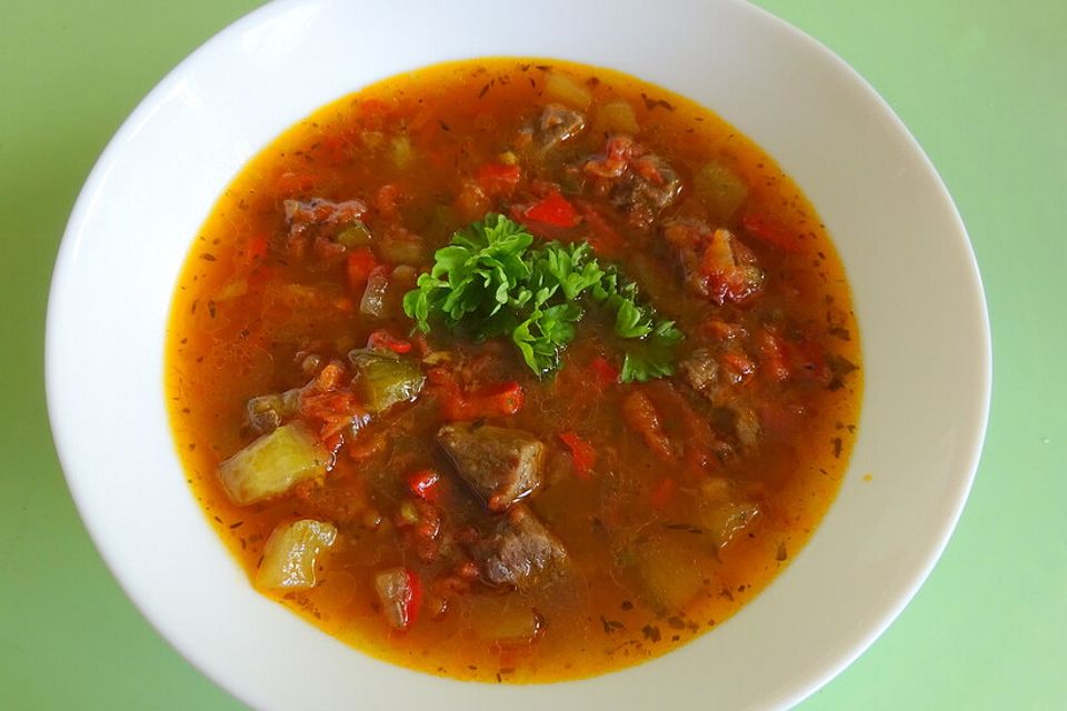 Gulaschsuppe würzig und raffiniert