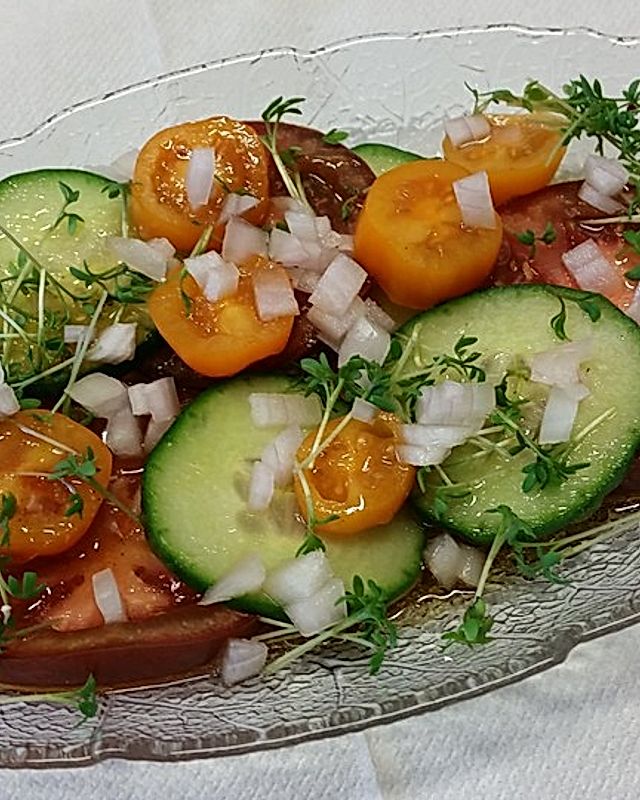 Gurken-Tomaten-Salat mit frischer Kresse