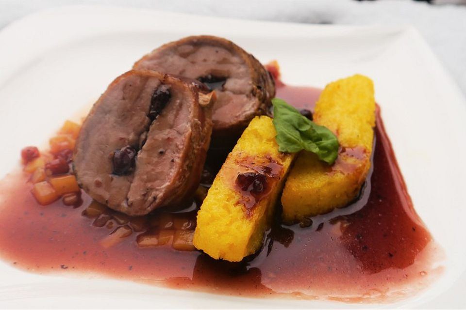 Gefülltes Schweinefilet mit Cranberries und pikantem Mango-Chutney