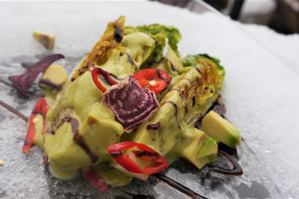 Gegrillte Römerherzen mit Avocado-Dressing