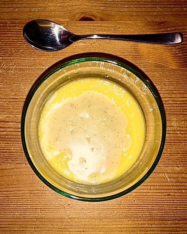 Joghurt-Mousse mit Butterscotch-Sauce und Mangopüree