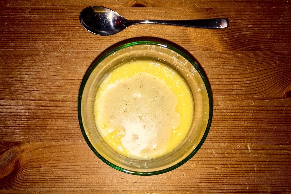 Joghurt-Mousse mit Butterscotch-Sauce und Mangopüree