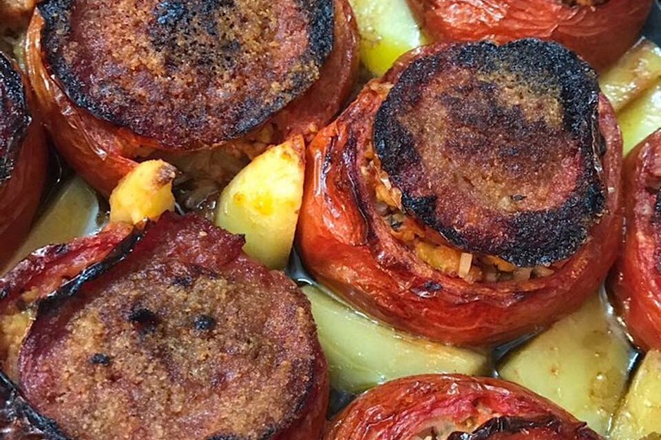 Griechische, mit Hackfleisch gefüllte Tomaten und Paprika